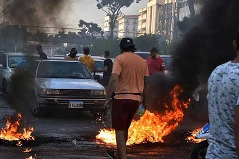 اعتراضات خیابانی در لبنان با سوزاندن لاستیک+عکس