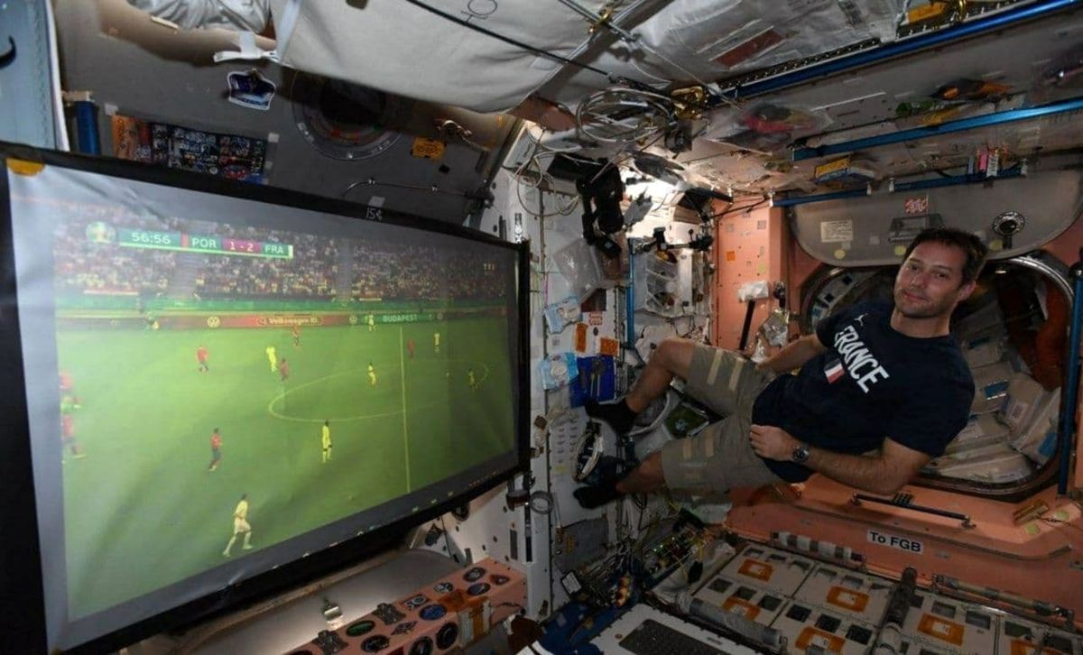 فوتبال دیدن در ایستگاه فضایی+عکس