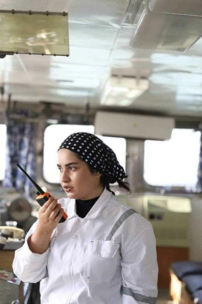 دختر دهه هفتادی ایرانی مشغول کار روی کشتی باری+عکس