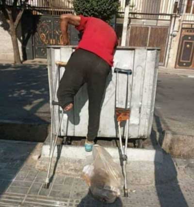 تصویر تکان دهنده از یک زباله گرد معلول در تهران+عکس