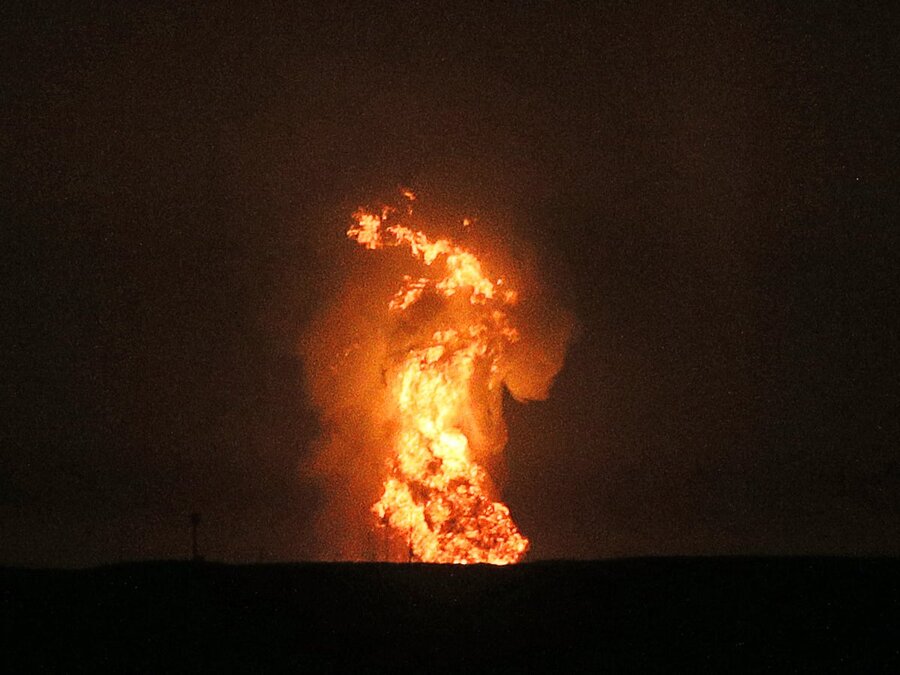 فوران و آتش گرفتن گِل‌فشان در دریای خزر در سواحل جمهوری آذربایجان