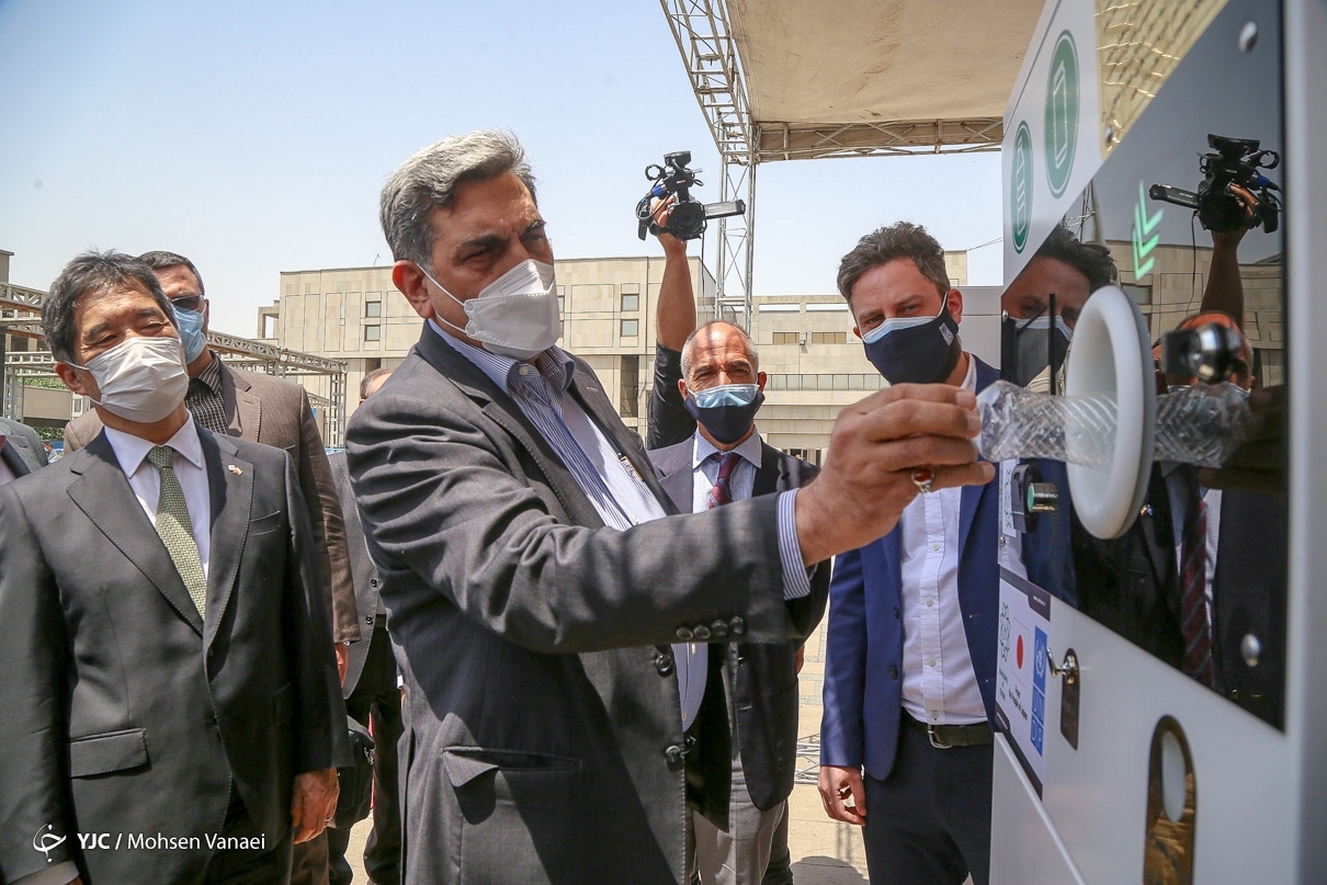 شهردار تهران در کنار دستگاه خودکار پسماند+عکس