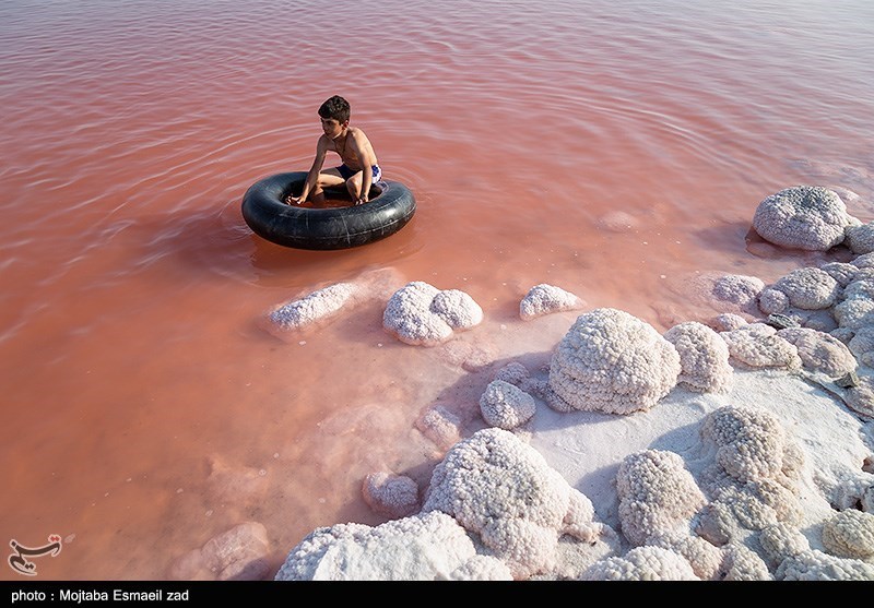 قرمز شدن رنگ آب دریاچه ارومیه 