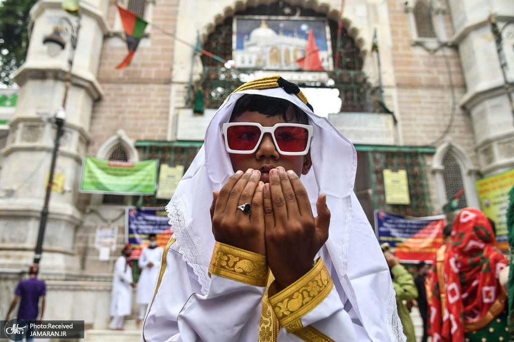 تیپ عجیب یک هندی در نماز عید قربان+عکس