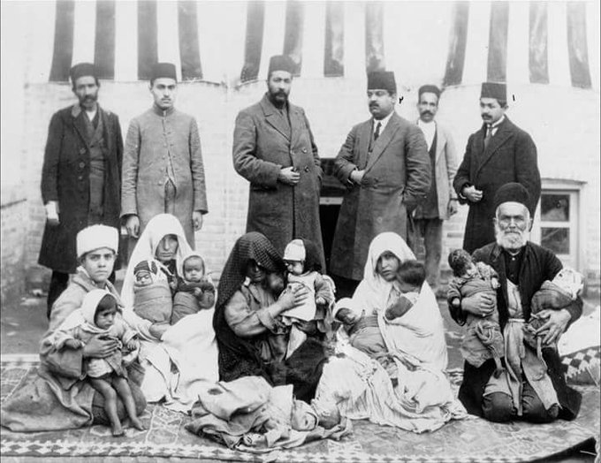 تصویر خانوادگی عجیب در اواخر دوران قاجار+عکس