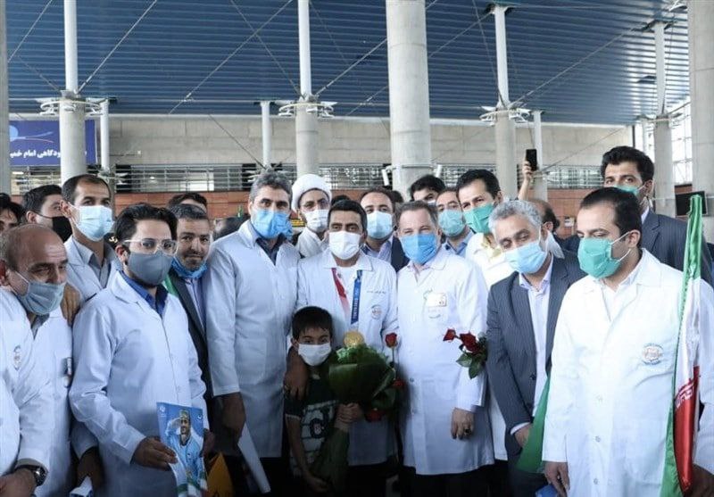 لباس متفاوت قهرمان ایران در فرودگاه+عکس