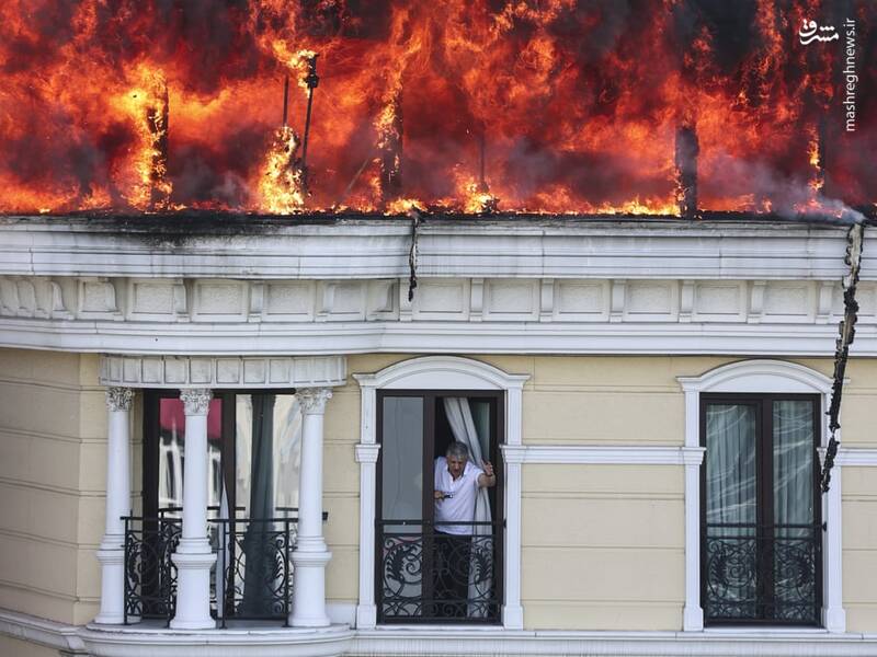 تصویر آخرالزمانی از آتش گرفتن سقف یک هتل در ترکیه+عکس