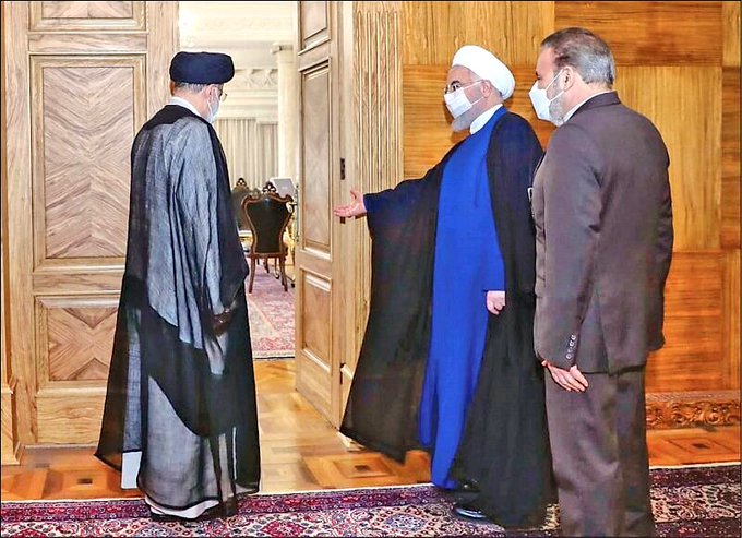 روحانی کلید پاستور را این طور به رئیسی تحویل داد+عکس