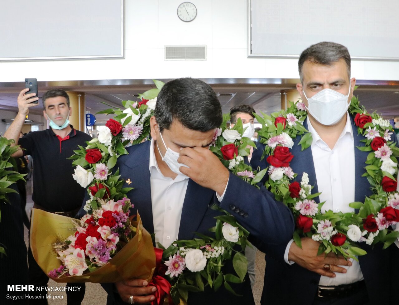 چهره اشک آلود قهرمان ایرانی پس از ورود به مشهد+عکس